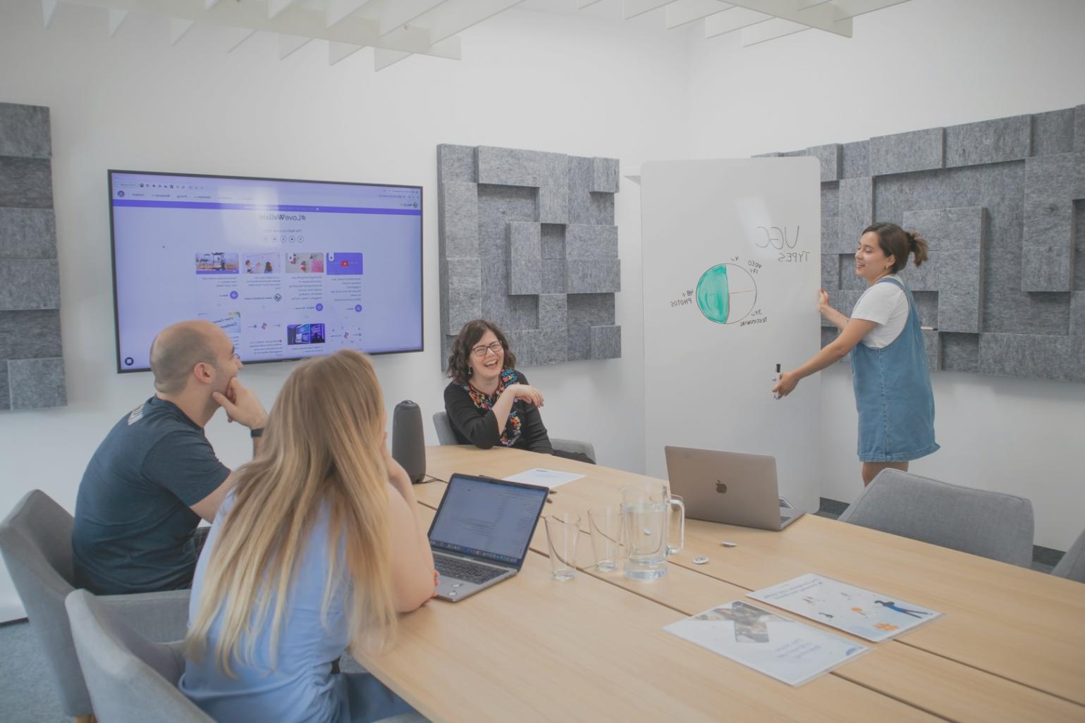 Teilnehmer arbeiten gemeinsam an SEO-Audit-Übungen