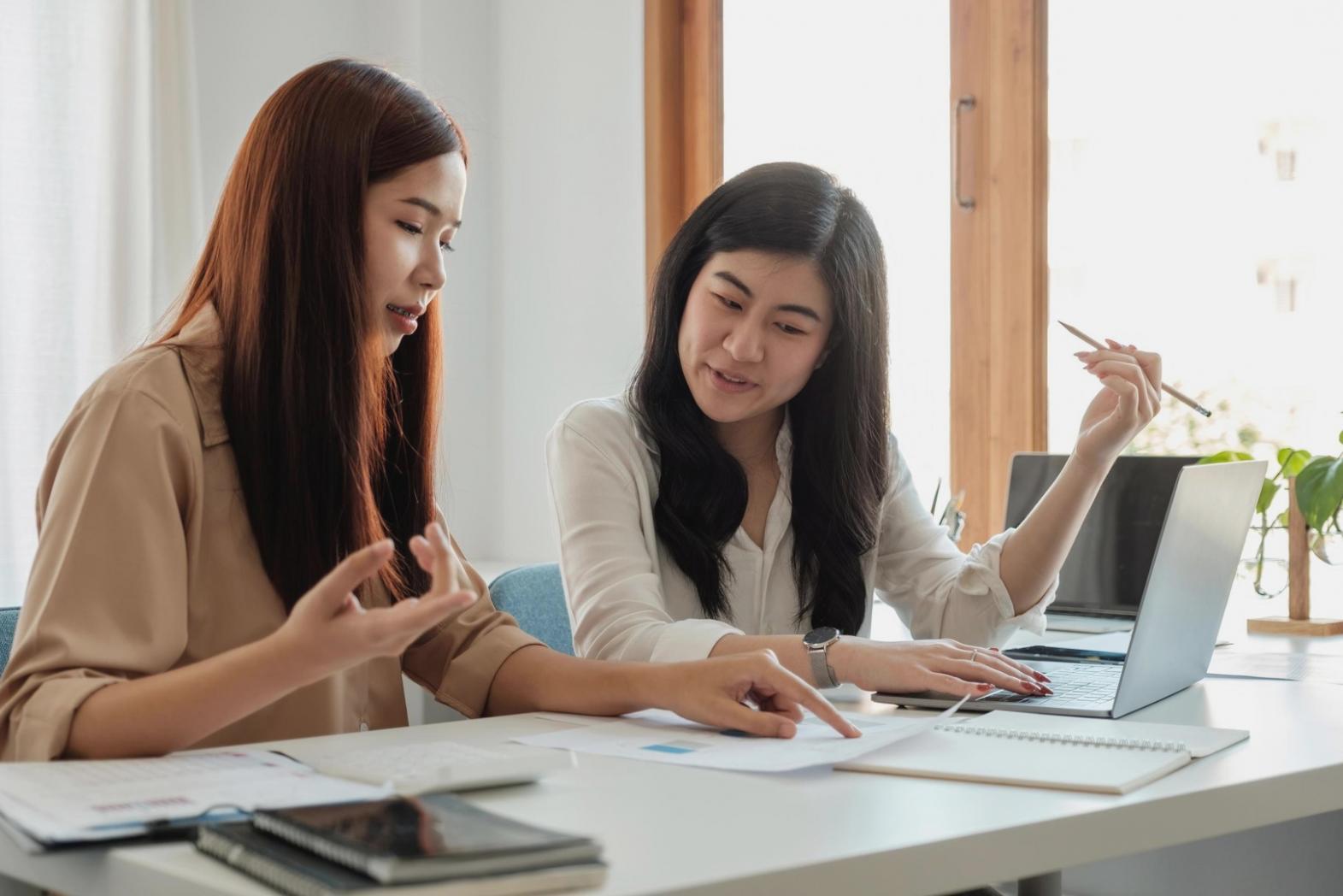 Workshop-Teilnehmer bei der praktischen SEO-Analyse